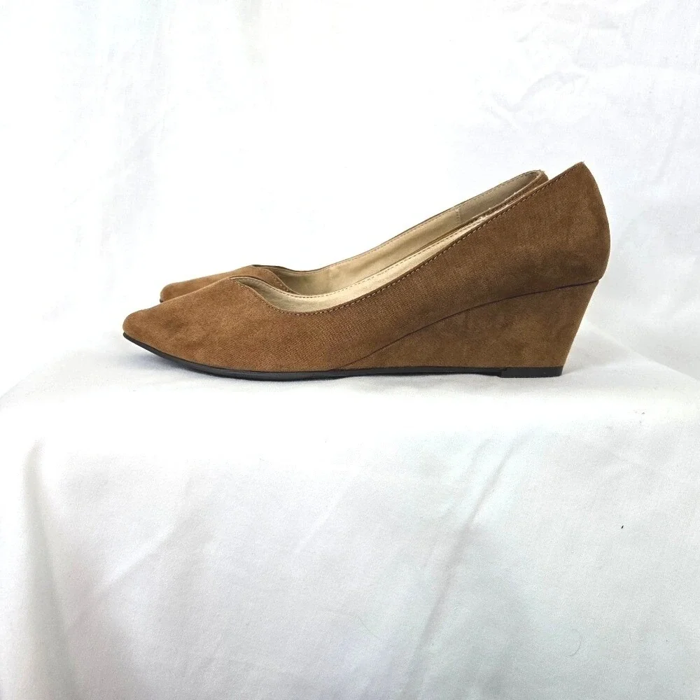 Chinese Laundry Nima Womens Camel Suede‎ Career Preppy Wedge Pumps 10M Neutral